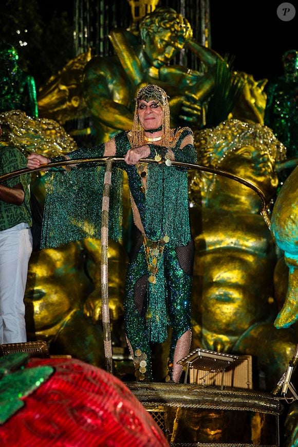 Comissão de frente da Imperatriz levou diferentes versões de Ney Matogrosso para a Avenida em um dos desfiles mais comentados do Carnaval 2026