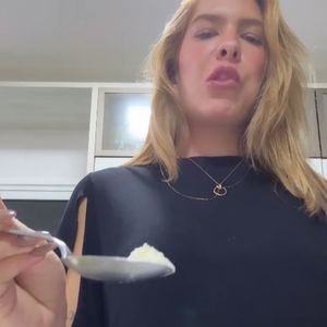 Grávida pela 2ª vez, Lore Improta contou que a boca chega a salivar de desejo de comer banana com leite em pó, o que tem feito sempre