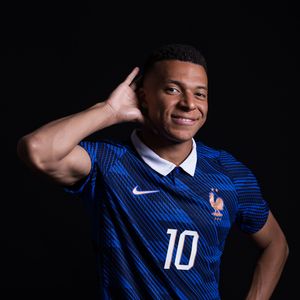 Todas as atenções estarão voltadas para Kylian Mbappé nesta estreia da França na Copa do Mundo de 2026. Principal estrela dos atuais vice-campeões mundiais, o atacante lidera a equipe diante de Senegal em um confronto que promete fortes emoções e marca o início da caminhada francesa em busca de mais um título mundial