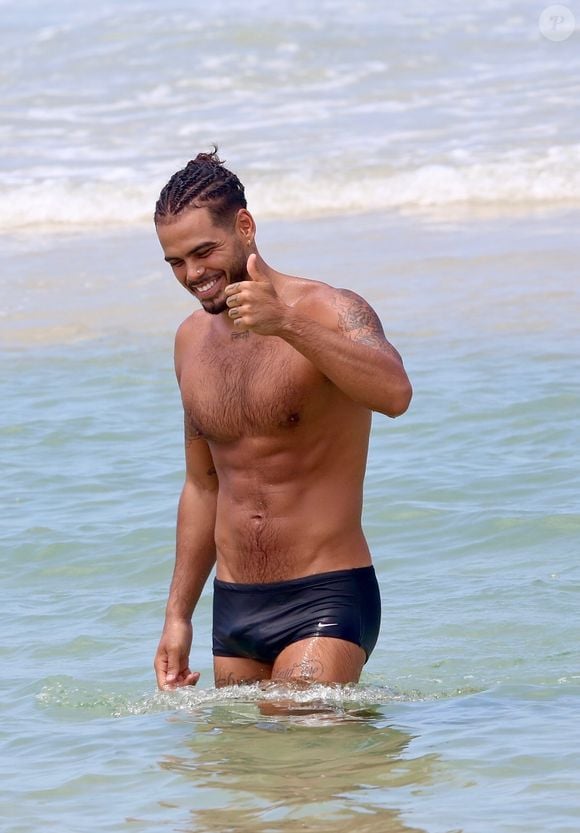 Além da beleza, corpo definido de Romaní também faz sucesso, inclusive em 'Beleza Fatal'