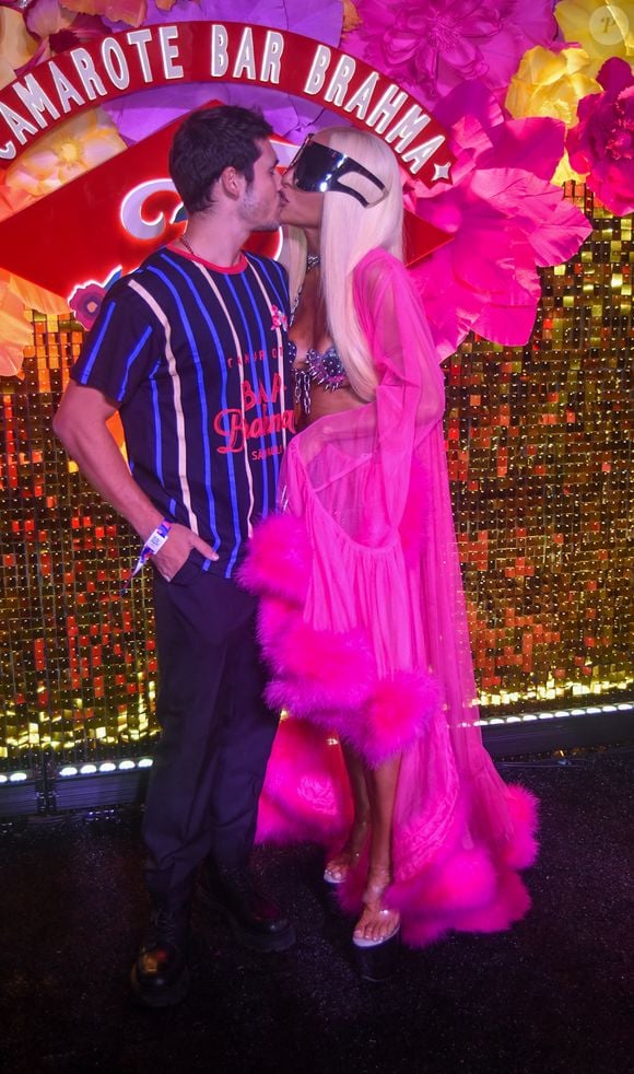 Nicolas Prattes e Sabrina Sato deram um beijão de respeito em um Camarote no Anhembi