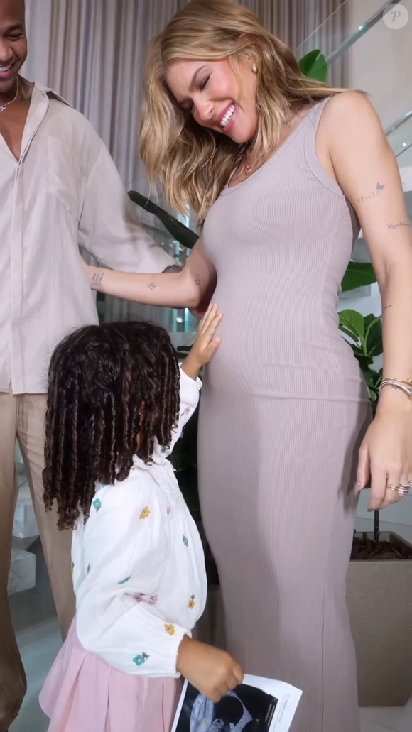 Liz, filha de Leo Santana e Lore Improta, descobriu a nova gravidez da mãe um dia antes do anúncio público