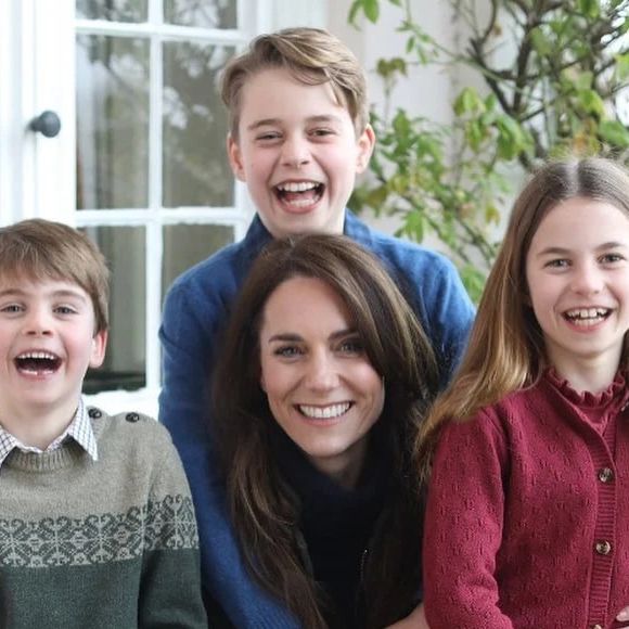 Foto de Kate Middleton com os filhos chegou a ser barrada por agências internacionais, que apontaram a manipulação