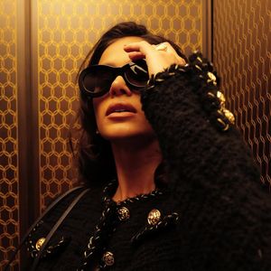 Bruna Marquezine apostou em look high low para desfile da Chanel em Paris