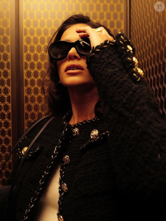 Bruna Marquezine apostou em look high low para desfile da Chanel em Paris