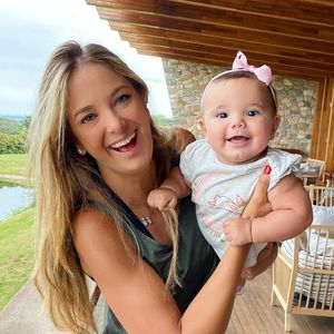 Ticiane Pinheiro passou a exibir os cabelos longos após nascimento da segunda filha, Manuela