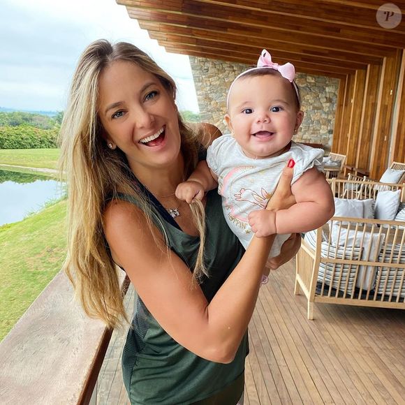 Ticiane Pinheiro passou a exibir os cabelos longos após nascimento da segunda filha, Manuela