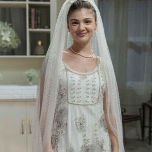 Em 'Garota do Momento', Celeste usa look romântico longo e delicado.