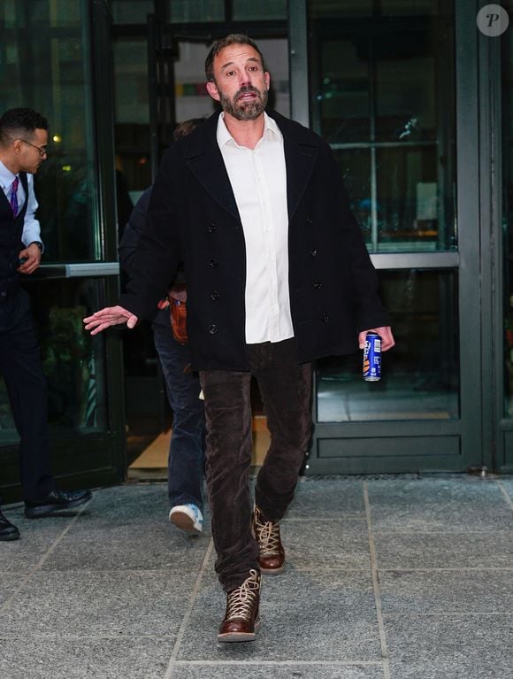 Ben Affleck contou que passou um longo período bebendo de maneira que considerava relativamente normal, mas percebeu uma piora no consumo quando seu casamento com Jennifer Garner estava desmoronando, entre 2015 e 2016