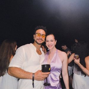 Sophia Abrahao posou ao lado de Sérgio Malheiros usando um vestido curto de cetim na cor lilás.