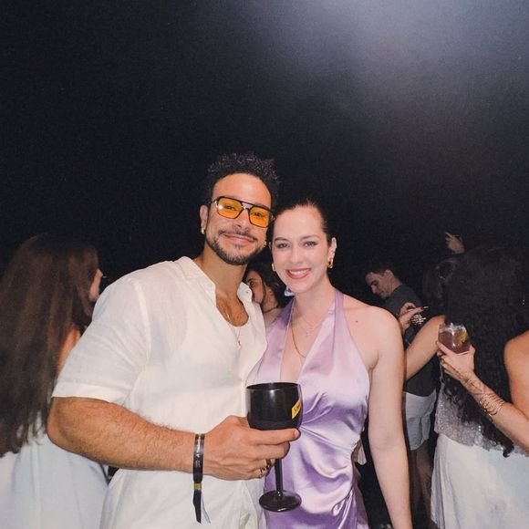 Sophia Abrahao posou ao lado de Sérgio Malheiros usando um vestido curto de cetim na cor lilás.