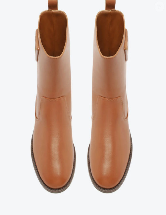 O design de cano médio traz uma pegada anos 70 e detalhes que adicionam personalidade ao visual