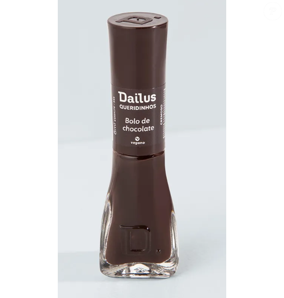 Esmalte marrom na cor Bolo de Chocolate da Dailus é um dos queridinhos da marca: atemporal, esse tom oferta brilho intenso, além de alta cobertura.