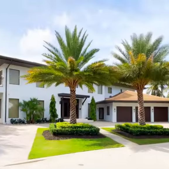 A mansão de Lionel Messi em Fort Lauderdale reúne arquitetura ultramoderna, acesso direto ao mar e estrutura digna de resort de luxo