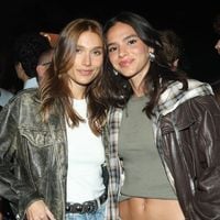 De cropped, Bruna Marquezine deixa barriga sarada à mostra em noitada com Sasha Maneghel. Veja fotos dos looks!
