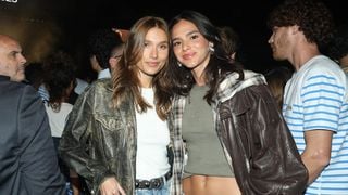 De cropped, Bruna Marquezine deixa barriga sarada à mostra em noitada com Sasha Maneghel. Veja fotos dos looks!