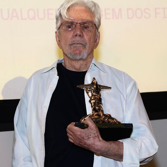 Reginaldo Faria exibe troféu recebido no Festival do Rio