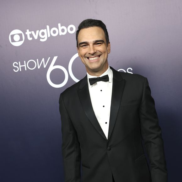 Tadeu Schmidt tem contrato com a Globo até 2028 e, ao que tudo indica, deve permanecer no reality show até o fim do vínculo
