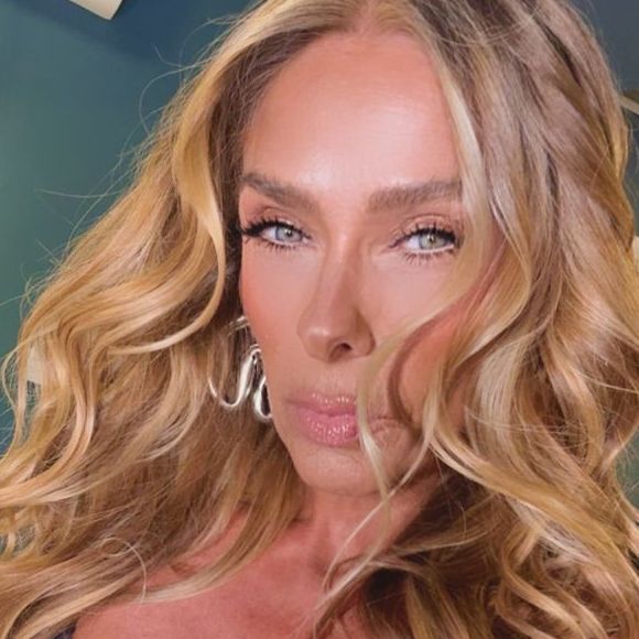 Para manter sua beleza, Adriane Galisteu recorre aos cuidados do dermatologista Dr. Alberto Cordéiro