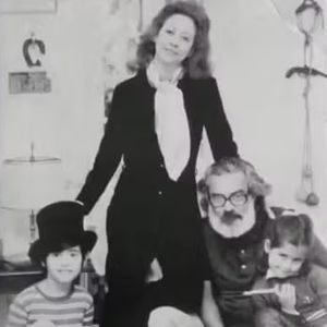 Fernanda Torres em foto de criança com os pais, Fernanda Montenegro e Fernando Torres, e o irmão, Cláudio Torres