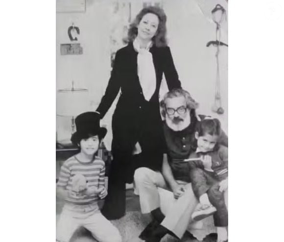 Fernanda Torres em foto de criança com os pais, Fernanda Montenegro e Fernando Torres, e o irmão, Cláudio Torres