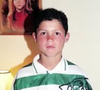 Paixão de Cristiano Ronaldo pelo futebol é visível em fotos antigas, usando camisetas de clubes