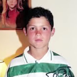 Paixão de Cristiano Ronaldo pelo futebol é visível em fotos antigas, usando camisetas de clubes