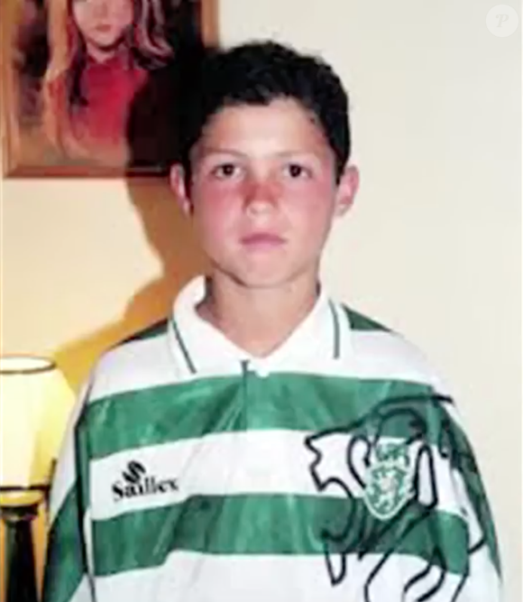 Paixão de Cristiano Ronaldo pelo futebol é visível em fotos antigas, usando camisetas de clubes