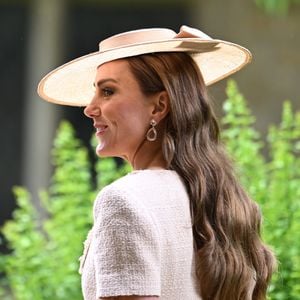 O look de Kate Middleton para o casamento de Peter Phillips une tradição britânica, sofisticação e um vestido de R$ 4,7 mil