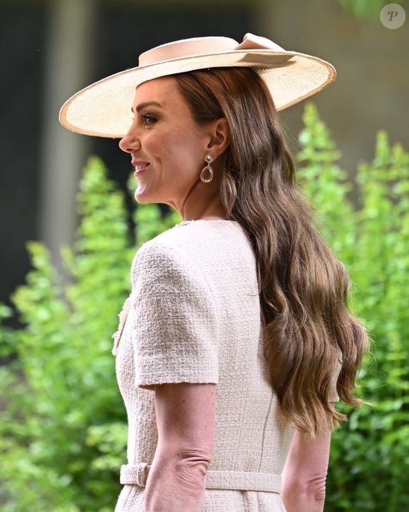 O look de Kate Middleton para o casamento de Peter Phillips une tradição britânica, sofisticação e um vestido de R$ 4,7 mil