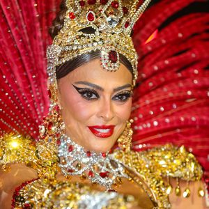 Na avenida, a beleza de Juliana Paes roubou completamente a cena, em especial o seu rosto e pele impecáveis aos 46 anos