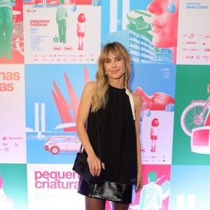 A atriz Carolina Dieckmmann chamou atenção pelo look sofisticado escolhido para apresentar o filme 'Pequenas Criaturas'
