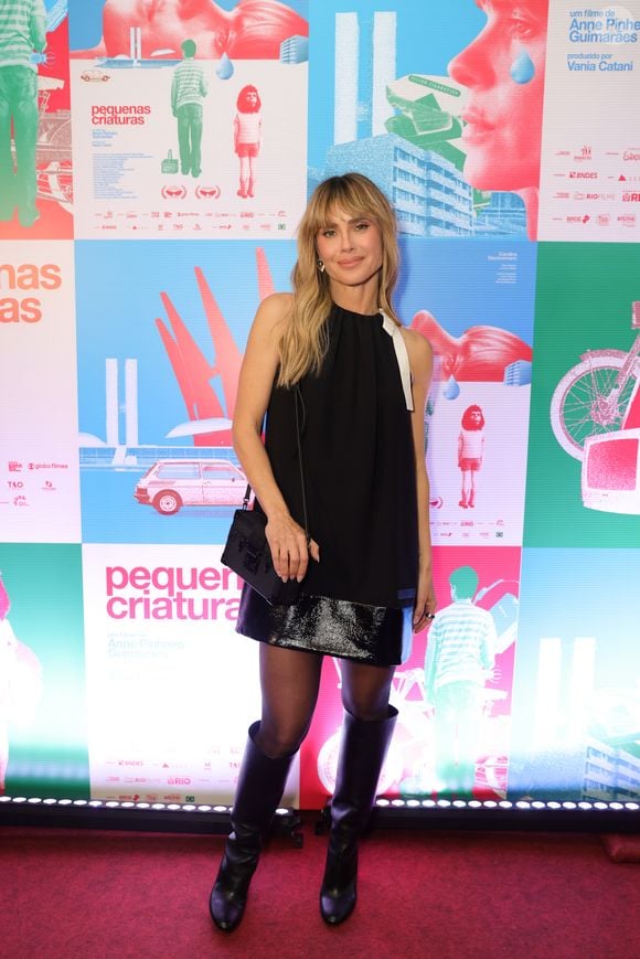 A atriz Carolina Dieckmmann chamou atenção pelo look sofisticado escolhido para apresentar o filme 'Pequenas Criaturas'