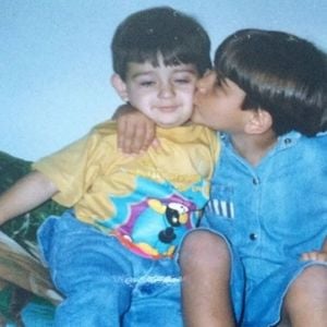 Foto de Lucas Lucco criança: cantor ao lado do irmão durante a infância