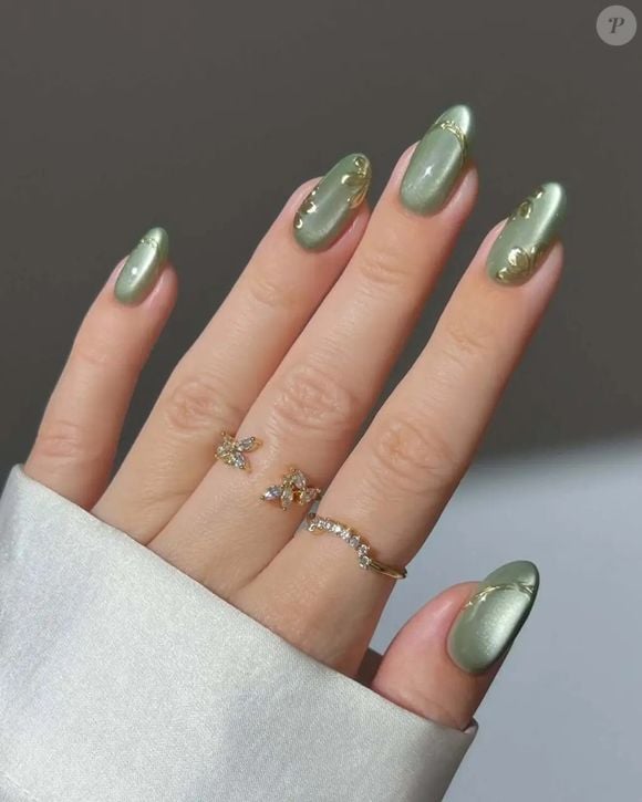 Uma dica ousada e super na moda é usar o esmalte perolado colorido