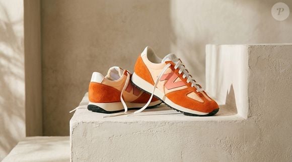 Até o fechamento desta matéria, o Tênis New Balance 471 Feminino Laranja estava disponível por R$ 359,99 no site da Authentic Feet. Com design moderno, palmilha macia e solado resistente, o modelo é uma opção para quem procura um calçado versátil para renovar as combinações da Primavera 2026
