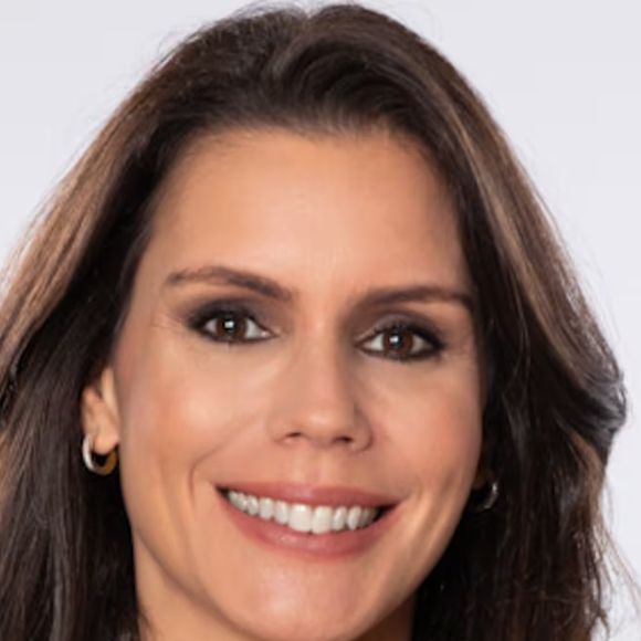 Camila Busnello substitui Carolina Ferraz no comando do 'Domingo Espetacular'