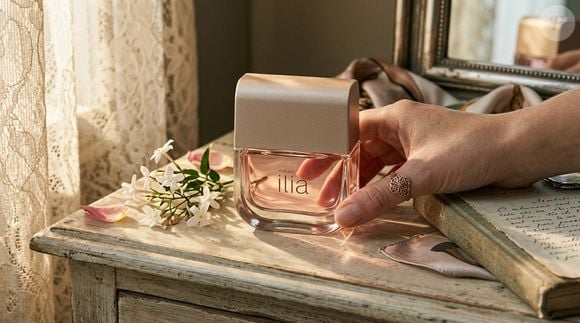 Inspirado na força e na delicadeza feminina, o perfume Ilía aposta em notas florais e amadeiradas que transformam a fragrância em uma experiência acolhedora e sofisticada