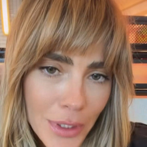 A intérprete de Diná na versão cinematográfica de 'A Viagem' já deixou o chanel para trás. Carolina Dieckmmann apostou em um novo cabelão loiro e virou assunto entre os fãs