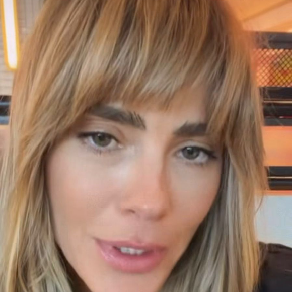 A intérprete de Diná na versão cinematográfica de 'A Viagem' já deixou o chanel para trás. Carolina Dieckmmann apostou em um novo cabelão loiro e virou assunto entre os fãs