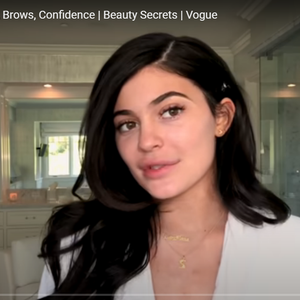Kylie Jenner usa corretivo perto da sobrancelha para valorizar o olhar e exibe beleza natual