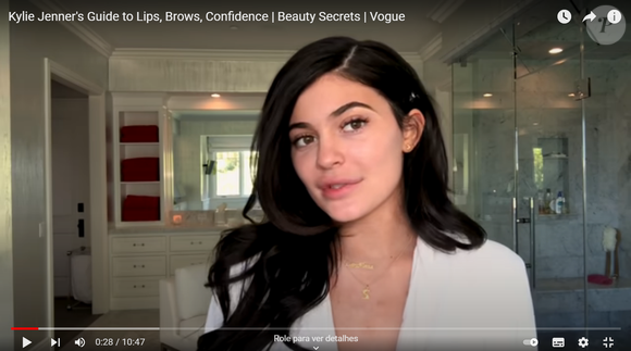 Kylie Jenner usa corretivo perto da sobrancelha para valorizar o olhar e exibe beleza natual