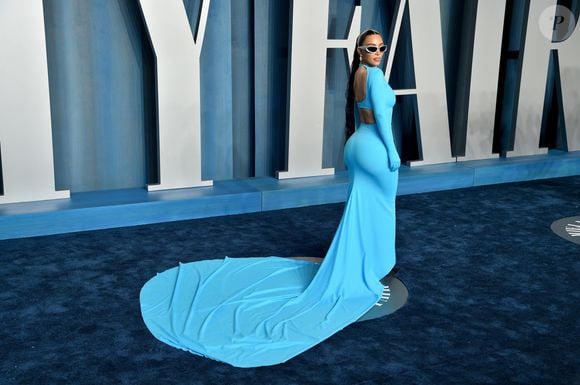 Vestido azul é uma boa aposta para quem, como Kim Kardashian, é de Libra no Réveillon 2025