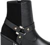 Entre os destaques da coleção está a 'Bota Couro Preta Tira Bico Quadrado', apresentada como opção ideal para mães clássicas. O modelo traz acabamento em couro, detalhe de tira e bico quadrado, uma tendência que continua forte entre os calçados elegantes, com preço de R$ 549,99