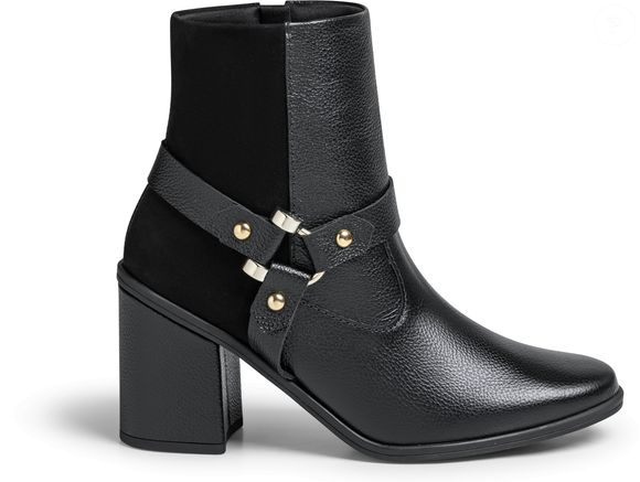 Entre os destaques da coleção está a 'Bota Couro Preta Tira Bico Quadrado', apresentada como opção ideal para mães clássicas. O modelo traz acabamento em couro, detalhe de tira e bico quadrado, uma tendência que continua forte entre os calçados elegantes, com preço de R$ 549,99