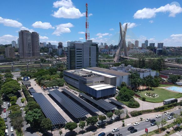 O diretor da TV Globo tomou esta atitude porque queria ser mandado embora. Deu certo: ele foi demitido logo depois do ocorrido