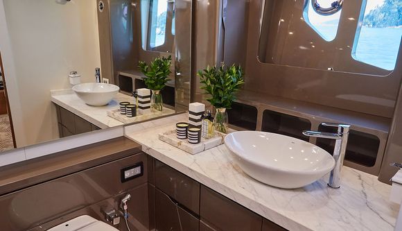 Interior da lancha de Bell Marques destaca salão amplo e integração entre cockpit e área de convivência