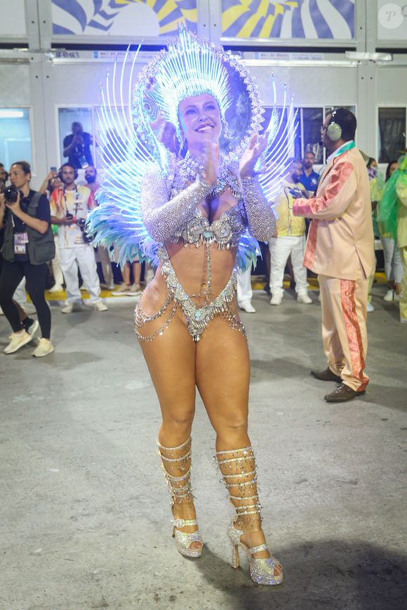 Dona de corpo curvilíneo, Paolla Oliveira defendeu a beleza real em seu reinado na Grande Rio