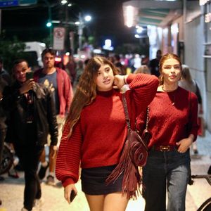 Filha de Grazi Massafera, Sofia usou uma bolsa de franjas para completar o look