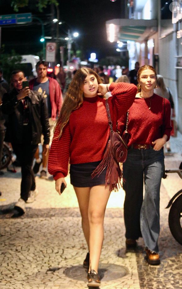 Filha de Grazi Massafera, Sofia usou uma bolsa de franjas para completar o look